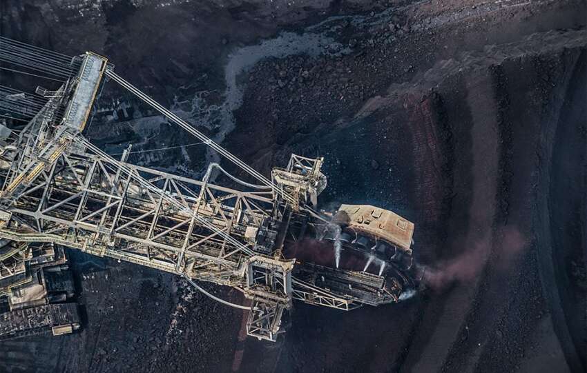 La herida gigante de la Tierra: así se ve la mina de carbón más grande de Europa desde el aire