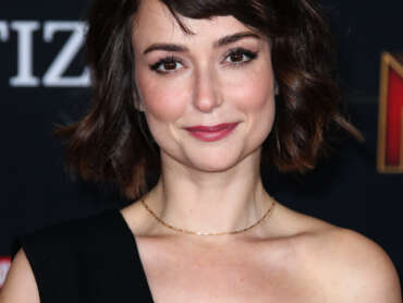 “Coquetería con propósito”: la actriz Milana Vayntrub recauda $200.000