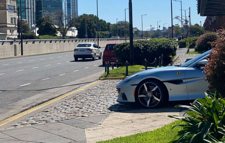 Ferrari bajo el sol porteño