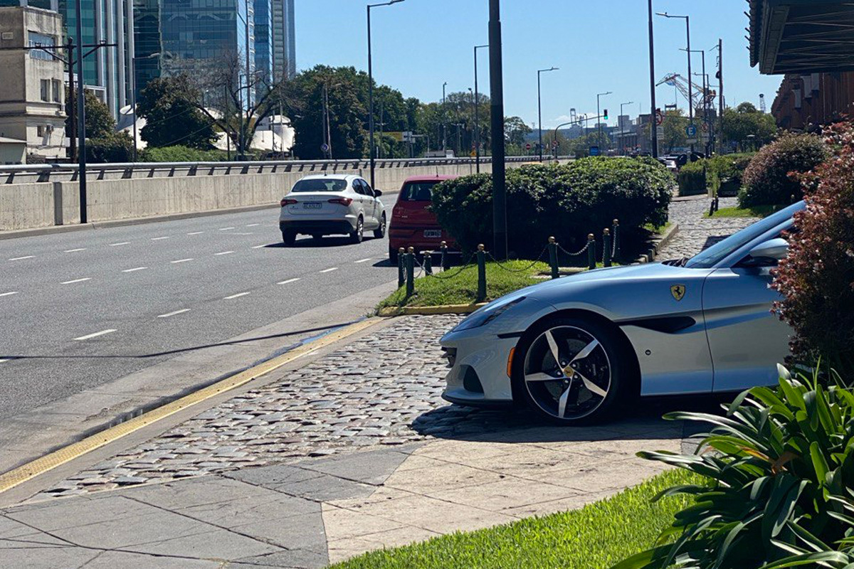 Ferrari bajo el sol porteño