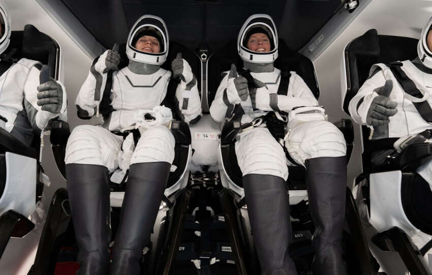Cuatro turistas espaciales completan por primera vez un vuelo alrededor de la Tierra por los polos