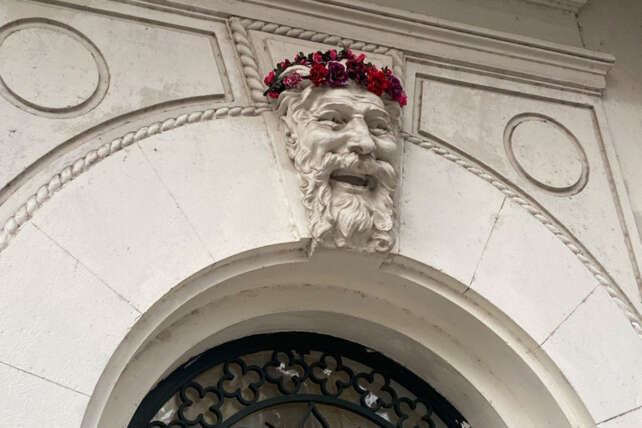 El legendario guardián del portal de Recoleta hoy con un accesorio nuevo. Dicen que la corona trae suerte a los que pasan bajo ella.