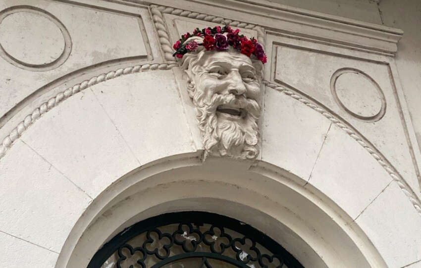 El legendario guardián del portal de Recoleta hoy con un accesorio nuevo. Dicen que la corona trae suerte a los que pasan bajo ella.