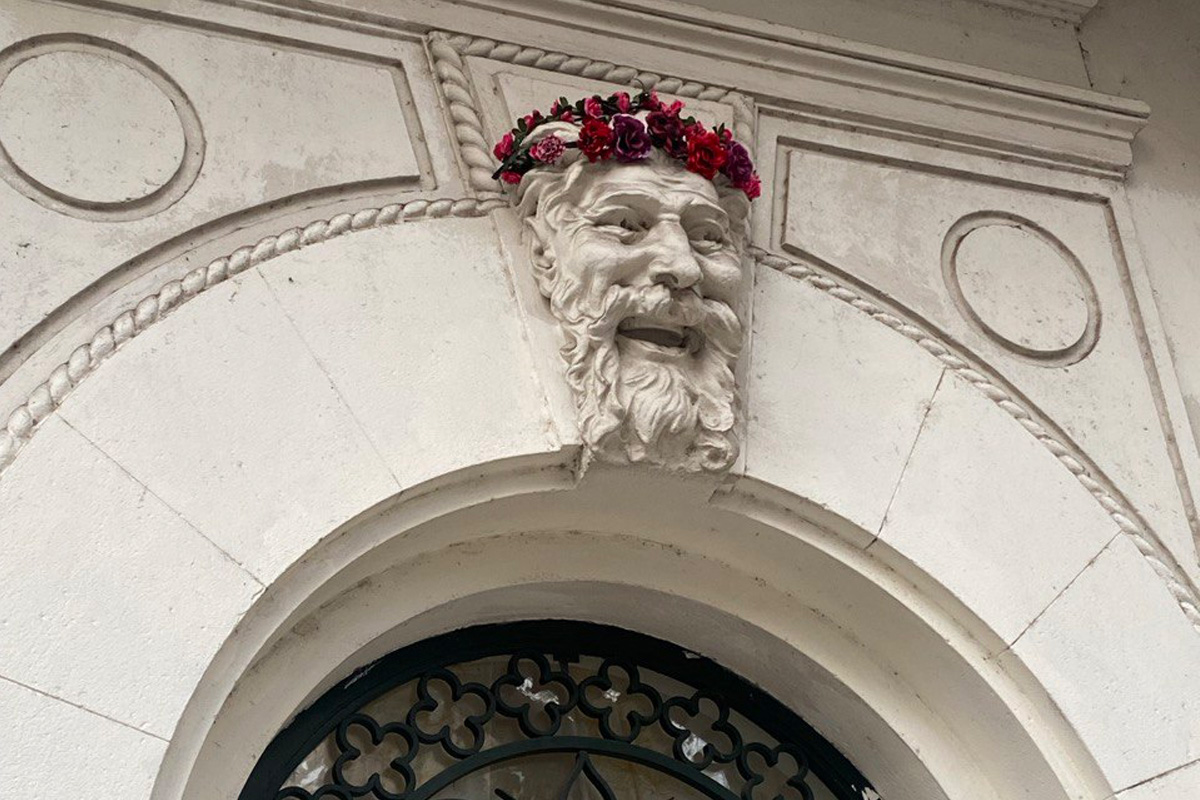 El legendario guardián del portal de Recoleta hoy con un accesorio nuevo. Dicen que la corona trae suerte a los que pasan bajo ella.