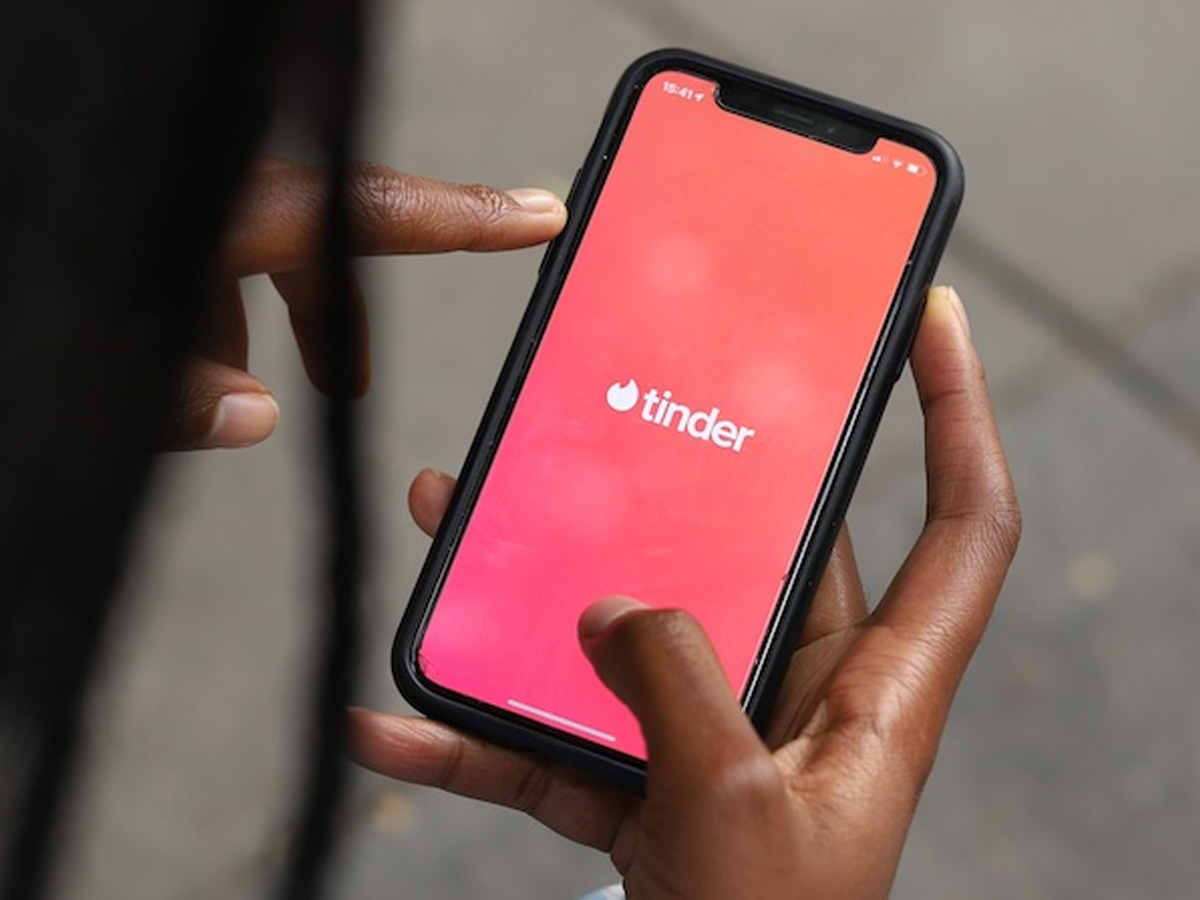 Tinder lanza un chatbot para practicar el arte del coqueteo